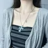 Collar Doble Cruz Estilo Francés Lujo Ligero para Mujer, Colgante de Resina con Diseño Único, Cadena Clavicular de Nicho, Accesorio de Cuello Dulce y Fresco