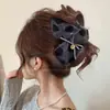Clip de Garra Triángulo Etiqueta Dorada Retro Otoño Invierno para Niñas Versátil Temperamento Concha Tiburón Clip para Parte Trasera de la Cabeza Moño Pasador Accesorios para el Cabello