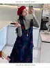 Moda de Maternidad de Moda 2025 Otoño/Invierno Nuevo Conjunto de Dos Piezas Adelgazante: Camisa Básica + Vestido Camiseta de Mezclilla Bordado Floral