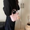 Bolso pequeño de alta gama para mujer, novedad de 2025, bolso bandolera informal combinable, bolso de cubo portátil para ir al trabajo al estilo coreano.