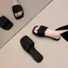 Chinelos femininos ultra macios para calçar sem esforço 2026 verão uso externo sola macia estilo francês super populares lindos tamancos baixos para gestantes