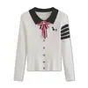 Cárdigan de punto ajustado con cuello polo y pajarita blanca de contraste, estilo universitario primavera 2026, top extremadamente elegante para mujer
