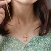 Colar Exclusivo de Pingente de Cruz de Diamante Europeu e Americano em Aço Titânio Colar de Luxo Acessível Feminino Corrente de Clavícula de Nicho Corrente Versátil para Suéter