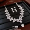 Conjunto de colar e brincos de flor de diamante para Europa e Estados Unidos temperamento de luxo leve corrente para clavícula joias de alto padrão conjunto de joias joias atacado