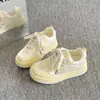 Tênis femininos versáteis de nicho 2026 novos sapatos brancos de sola grossa para primavera e outono combinados com saias mocassins fofos de urso