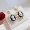 Pendientes retro barrocos con retrato en relieve, pendientes de perlas de alta calidad estilo Chanel otoño e invierno, pendientes de temperamento Hepburn para mujer