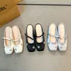 2026 Zapatos de Lona Plateados Súper Calientes Medias Zapatillas Mujer Verano Exteriores Sandalias Deslumbrantes con Pedrería Francesa Punta Cuadrada Suela Suave Mocasines