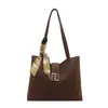 Bolsa de mano texturizada al por mayor para mujer 2025 Verano Nuevo Bolso de hombro con lazo de bufanda de seda Bolso de axila de moda para celebridades de internet