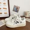 Sapatos Brancos Estilo Hong Kong para Mulheres 2025 Outono Novo Versátil Design de Nicho Versátil Sola Grossa Sapatos Esportivos e Casuais para Estudantes