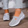 Zapatos de tela para mujer estilo Pekín antiguo, nuevo modelo otoño 2025, transpirables, para madres de mediana edad y mayores, talla grande, zapatos de mujer transfronterizos, agencia TEMU