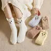 Serie Oso de Mantequilla Calcetines de Coral Fleece Sin Pelo para Mujer Otoño e Invierno Espesos Cálidos Lindos Calcetines Bordados Calcetines para Dormir Venta al por Mayor