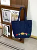Bolsa de ombro em jeans lavado divertida e charmosa para outono e inverno, bolsa tote vintage com bordado de desenho animado desgastado, bolsa de tecido jovem e versátil