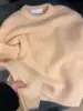 Novo top de malha manga longa outono e inverno, cor amarelo leitoso, gola redonda estilo francês, caimento casual e relaxado, perfeito como camada interna ou base para roupas femininas