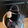 Bolsa de Mão Nova Retro Inverno 2025 Pequena Tote Bag Feminina de Camurça Estilo Balde Casual e Mais Fácil de Combinar Bolsa de Ombro Transversal