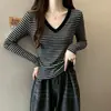 Camiseta feminina Wubi de caranguejo em seda gelada canelada estilo coreano com decote V listrada de manga longa, moderna e modeladora, perfeita para o trabalho, com design color block