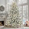 Montaje de Escena de Decoraciones Navideñas: Árbol de Navidad Blanco Cubierto de Nieve Encriptado, Decoraciones para Escaparates