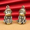 Colgante de Latón Macizo Mono Pequeño Sosteniendo Yuanbao Mono Zodiaco Mono Lindo Cobre Mono Llavero Colgante