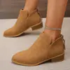 Botas femininas tamanho grande estilo Martin com salto grosso, cano curto, zíper traseiro, bico fino afunilador, cabedal em couro, botas de tornozelo para exportação europeia e americana, cor sólida