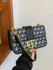 Bolsa Transversal de Grande Capacidade Acessível de Luxo Outono e Inverno 2025 Nova Bolsa de Ombro com Corrente de Alta Qualidade Capa Bolsa Quadrada Pequena Bolsa de Ombro Bordada