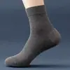 Calcetines para hombre 100% algodón cuatro estaciones absorbentes de sudor pies sin olor calcetines de tubo medio calcetines de algodón para hombre color liso versátiles calcetines de negocios