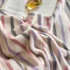 Juego de cuatro piezas de terciopelo de leche con estampado de rayas simples clase A, antiestático para invierno, engrosado para abrigar, y un juego de tres piezas con forro polar adicional para dormitorios