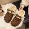 Sapatos femininos de algodão com sola grossa, que aumentam a altura e forrados com fleece; pantufas fofas e peludas para mulheres, adequadas para usar ao ar livre no inverno; Novo estilo 2026, pantufas de algodão fofas para mulheres