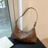 Nova Bolsa de Ombro Estilo Retrô Outono/Inverno 2025, Bolsa de Ombro Versátil para o Dia a Dia com Elemento de Rebite, Bolsa Baguete Retrô de Nicho