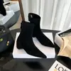 Botas curtas de pelúcia super macias estilo francês, botas versáteis e estilosas de corte justo, novas botas femininas de camurça elástica pontudas para outono e inverno de 2026
