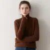 A nova blusa de tricô gola alta da Baicai Rong, uma peça básica solta, macia, versátil, simples e elegante para usar em camadas no outono e inverno.