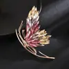 Broche Borboleta em Cor Gradiente de Luxo Leve, Corsage Elegante Feminino de Cristal de Alta Qualidade, Acessórios de Broche com Design de Nicho