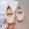 Primeros zapatos para caminar de bebé niña, zapatos pequeños de cuero estilo ballet con encaje de princesa, zapatos de bebé nuevos lindos con suela suave y moño