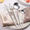 Juego de cubiertos de acero inoxidable(Incluye cuchillo de mesa, tenedor de mesa, cuchara de mesa y cuchara de postre.) En una elegante caja de regalo, ideal para cocinas domésticas, restaurantes, cenas y reuniones, así como para regalos de inauguración de casa o de boda.