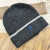 Nuevo Gorro de Punto Color Block para Mujer, Bordado de Letras Otoño e Invierno, Gorro Cálido para Proteger las Orejas, Versátil, de Moda que Adelgaza la Cara, Gorro para el Frío