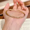 El nuevo y moderno brazalete Mobius de Xiaohongshu para mujer, una pieza de joyería de lujo ligero, de alta gama, versátil, con incrustaciones de diamantes, diseño de ola retorcida