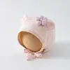 Touca de Bebê Estilo Coreano Fofa Cor Sólida Flor Pequena Versátil Proteção para Orelhas Infantil Chapéu para Uso Externo à Prova de Vento Casual