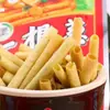 Niño con la Cabeza Descubierta con una Bolsa de Cebolla Verde Individual de 13g Snack Nostálgico para Aliviar el Estrés Venta al por Mayor Barato Snacks Tamaño Escolar Comida