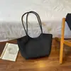 2026 Bolso de Mimbre Retro Nuevo para Mujer, Gran Capacidad, Cuero Suave, Bolso de Hombro Único para el Trabajo con Colgante de Oso, Cesta de Picnic