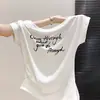 (Algodão de imitação canelado 1x1) Camiseta feminina estilo coreano com estampa de letras, gola assimétrica, manga curta, novo modelo de verão com babados laterais