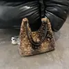Bolso de Felpa Grande de Capacidad Simple Shuai Mi Jia para Mujer 2026 Otoño Nueva Moda Bolso de Hombro Único Bolso de Felpa Color Sólido