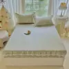Falda de cama con estampado de encaje 100% algodón Falda de cama de algodón de Xinjiang Cubierta Protector de colchón denso fino y denso Agradable para la piel Cómodo