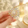 Broche de girasol de aleación de moda con diamantes de imitación, accesorios para ropa, bolso, sombrero, temperamento de dama, decoraciones de pin fijo