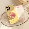 Soporte estilo ins con base amarillo crema y patrón de corazones de colores, adecuado para funda de teléfono Apple 17, funda suave iPhone 18 de color contrastante
