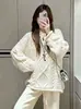 Tricô de Malha Estilo Retrô Bonito e Moderno Deste Ano, High-End Branco Gola Redonda Torcido para Mulheres no Outono