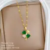 Acero de TitanioLujoso collar de flor de cuatro hojas con circonita y esmeralda microincrustadas con colgante de flor de cuatro hojas con baño de oro real electrochapado en cobre estilo ins