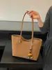 Bolso de mujer de color liso retro de nicho 2026 nueva versión coreana bolso tote simple casual de gran capacidad para el hombro de uso diario