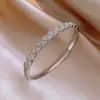 Pulsera Redonda Entrelazada Hueca Transfronteriza Europea y Americana, Pulsera de Declaración Moderna y Única, Joyería de Lujo Ligero de Gama Alta para Mujeres