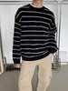 Suéter de malha pulôver listrado em preto e branco com design exclusivo para homens, outono e inverno, gola redonda, caimento relaxado, peça de malha versátil