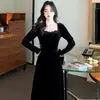 Vestido de Renda Francesa com Recortes, Gola Quadrada, Novo Estilo Outono/Inverno Transfronteiriço para Mulheres, Vestido de Veludo Acinturado Slim Fit de Comprimento Médio