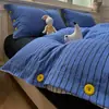 Conjunto de cuatro piezas de estilo minimalista a rayas, sin estampado, de doble capa de gasa abotonado para dormitorio universitario, incluyendo sábana bajera, funda de edredón y sábana de cama