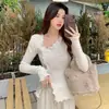 Camiseta de tricô com barra de babado irregular e fenda para mulheres, primavera, outono, inverno, peça básica estilosa de caimento justo, top curto de manga longa